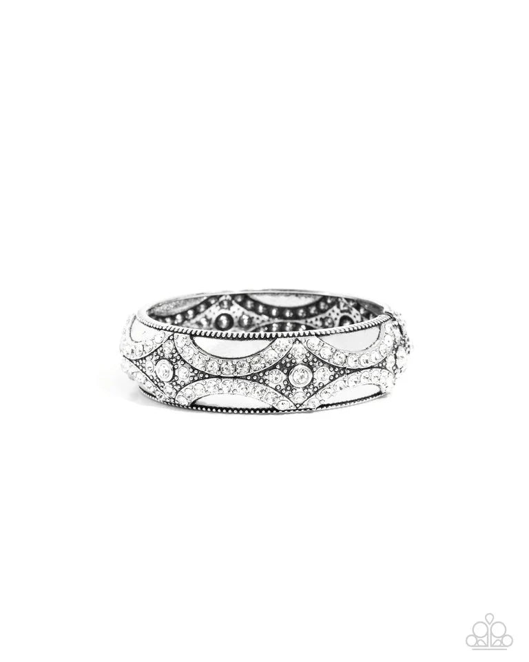 Pulsera blanca caída en decadencia