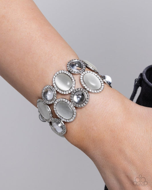 Pulsera blanca con llamamiento adherido