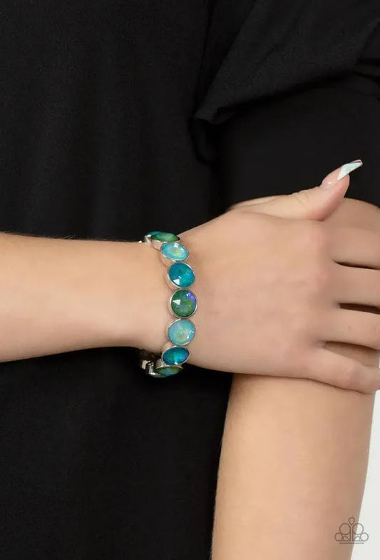 Pulsera verde radiante en repetición