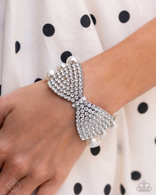 Pulsera blanca con actitud elegante