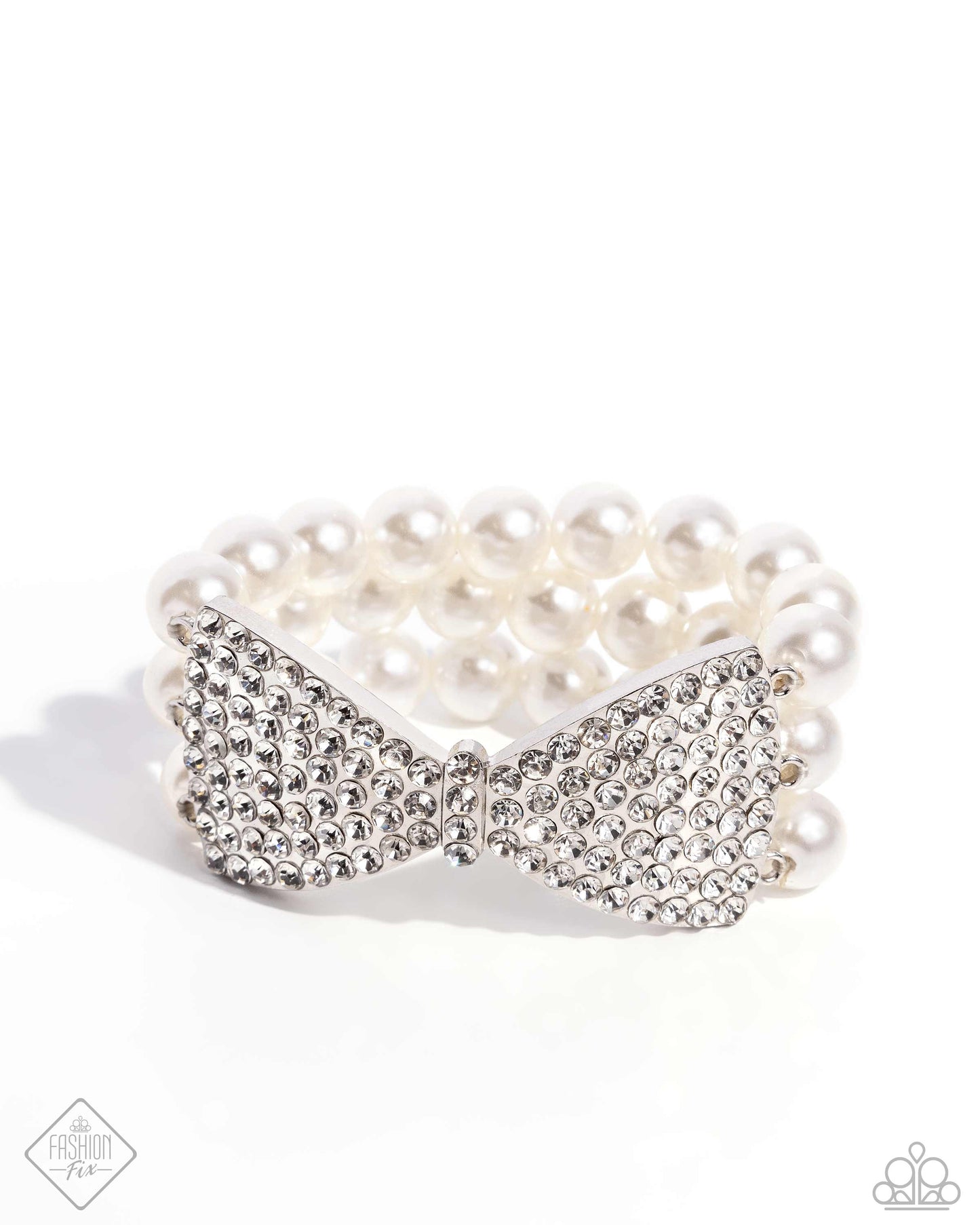 Pulsera blanca con actitud elegante