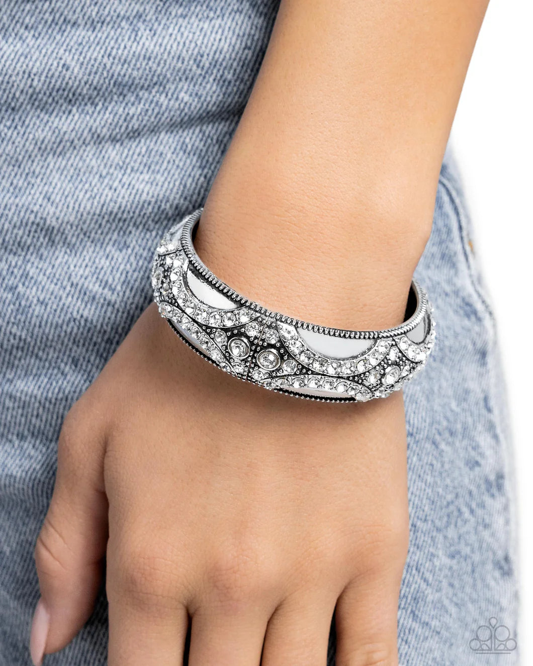 Pulsera blanca caída en decadencia