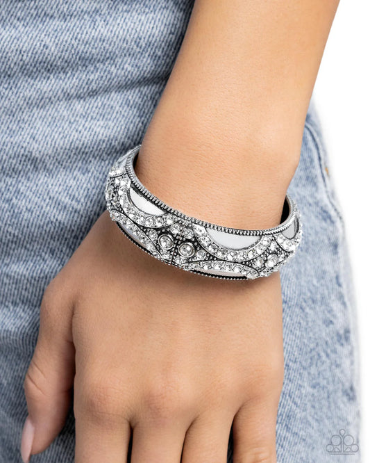 Pulsera blanca caída en decadencia