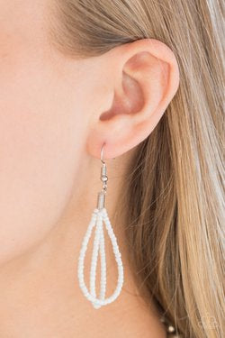 El gran collar blanco del interior