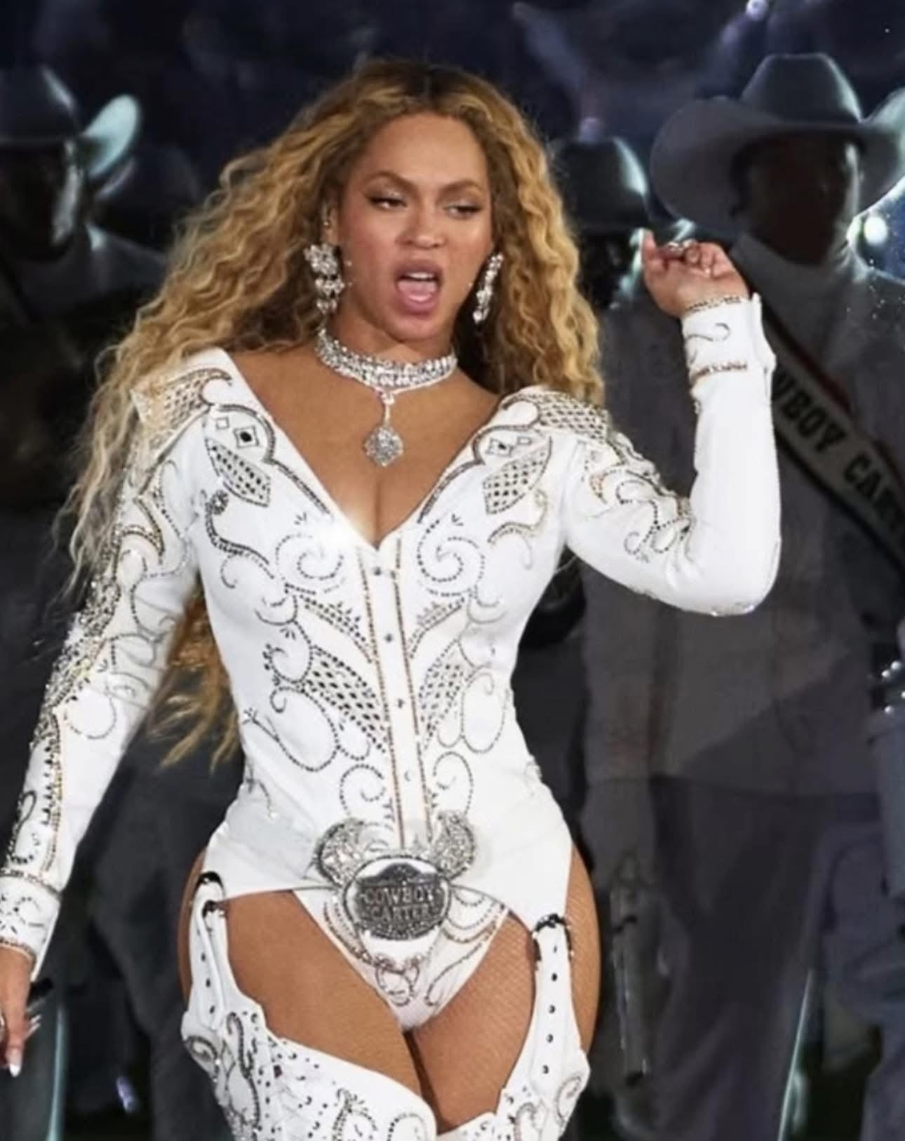 Set it up with Lola -Bey Slay. Look inspired by Bey’s Halftime performance 😍