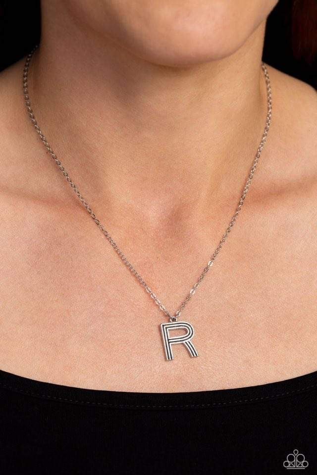 collar de plata con “R”