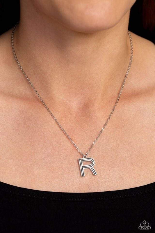 collar de plata con “R”