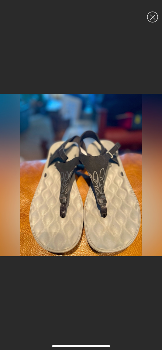 Columbia thong sandals . Worn once. Very comfortable.(Lola’s shoebox)