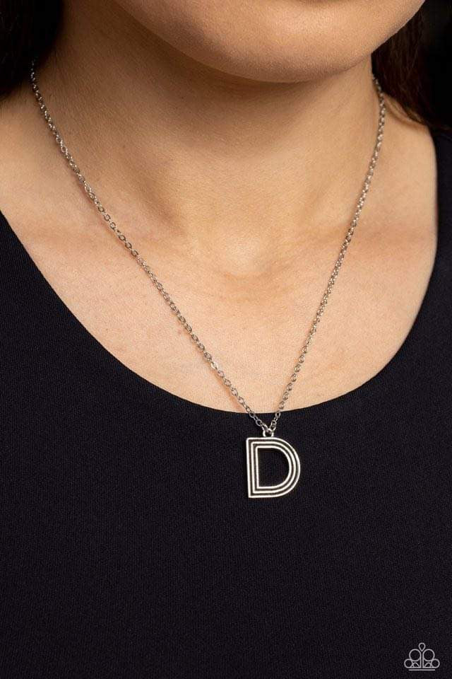 collar de plata “D”