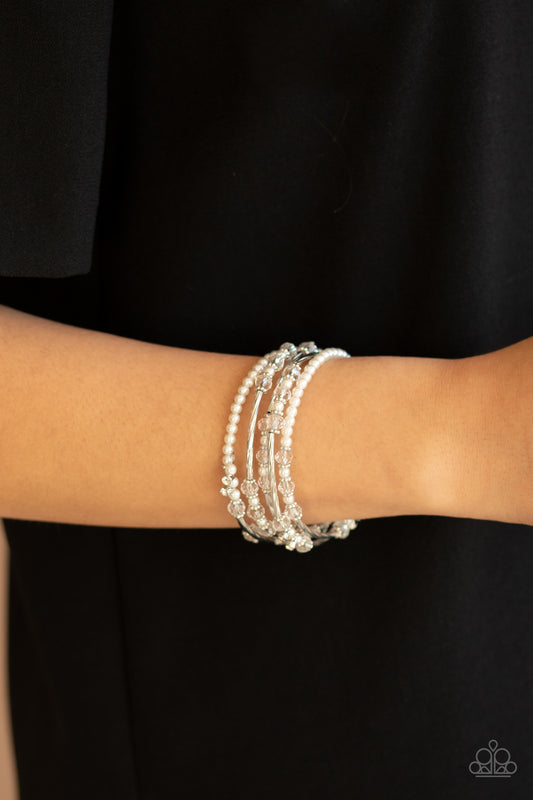 Pulsera blanca con destellos llamativos