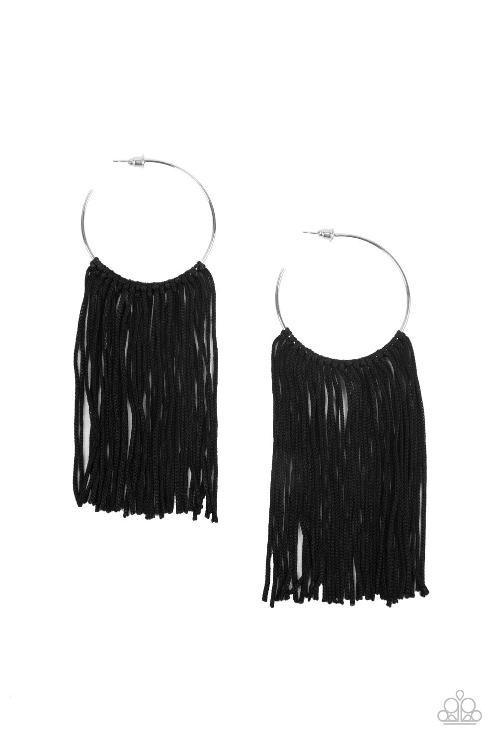 Pendientes negros con flecos llamativos