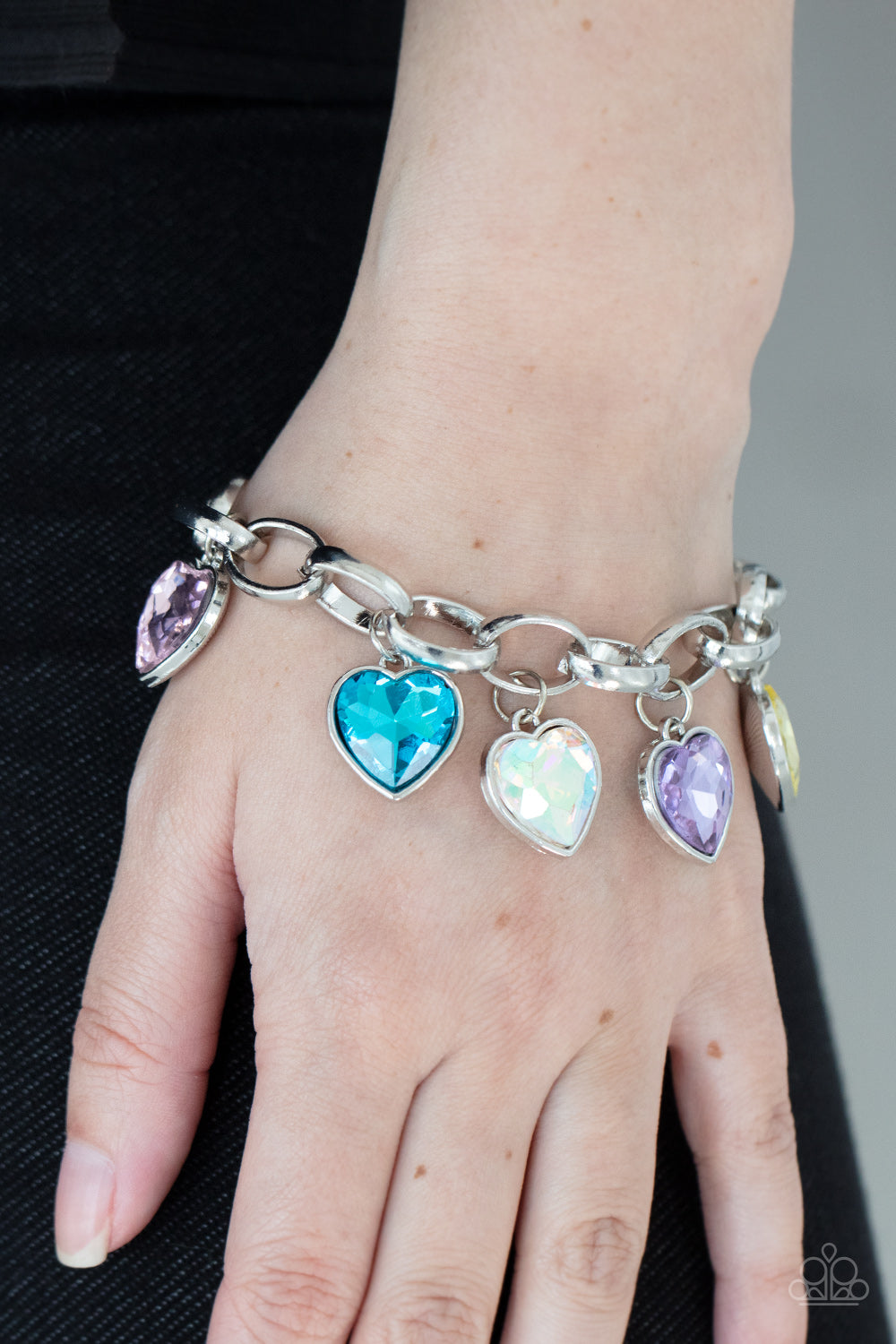 Pulsera multicapa con dije de corazón de caramelo