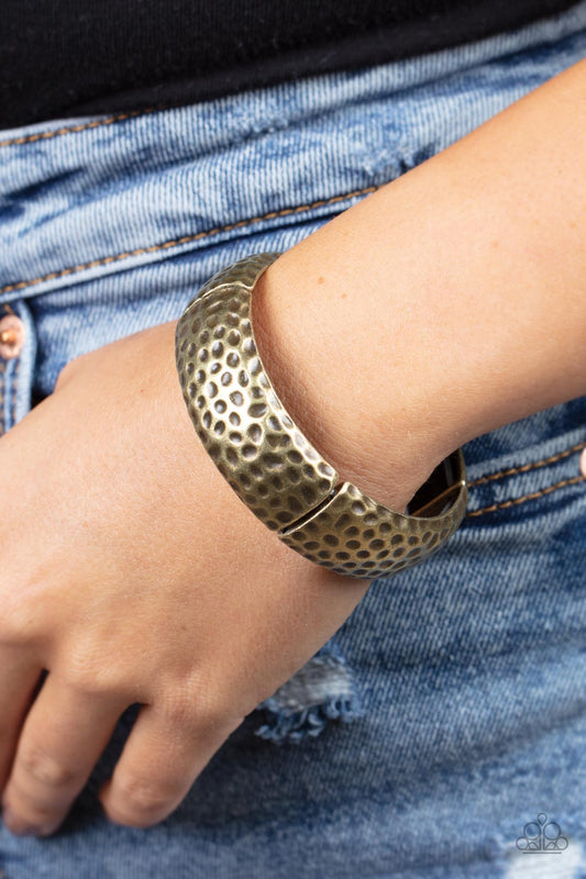 Ven bajo el martillo - Pulsera de latón