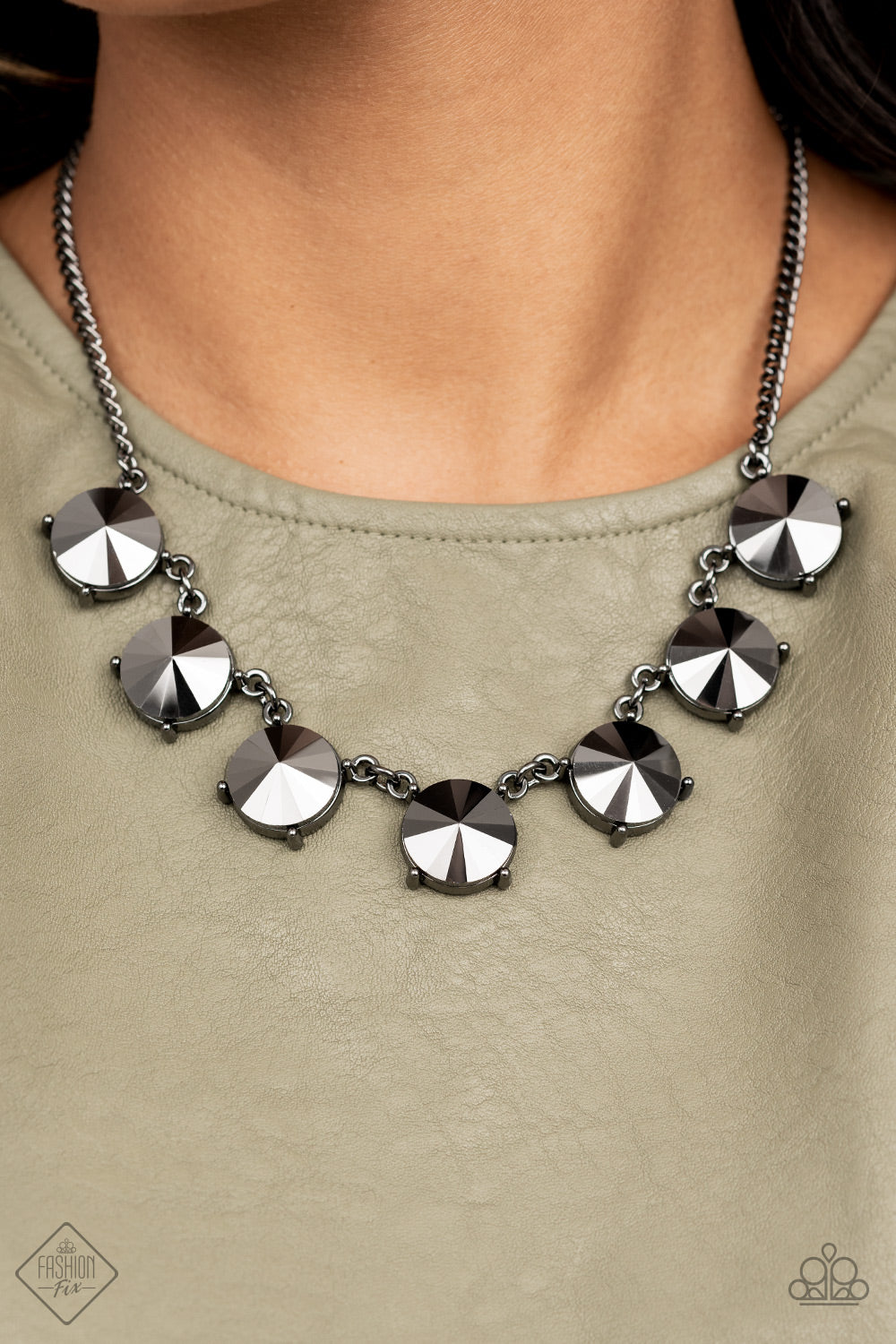 El SHOWCASE debe continuar: collar negro Solución de moda de septiembre