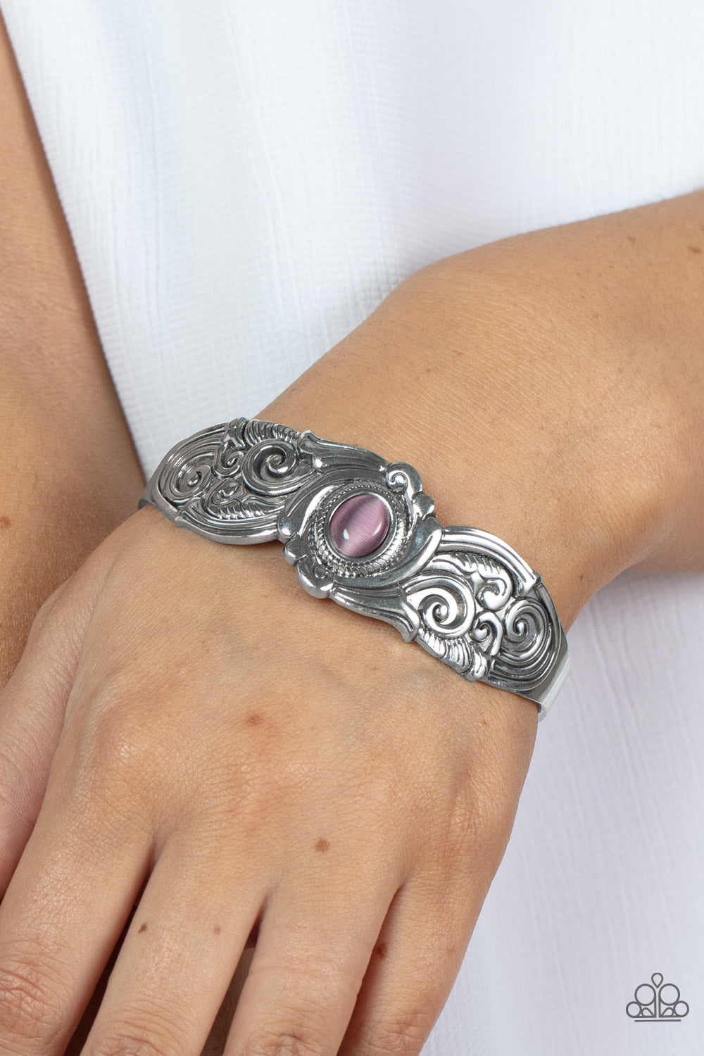 Pulsera morada con encanto resplandeciente