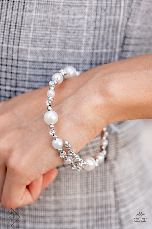 Pulsera blanca de Chicly Celebrity (solución de moda del 21 de octubre)