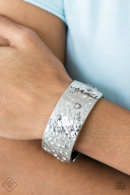 A través de las constelaciones - Pulsera blanca, solución de moda del 22 de abril