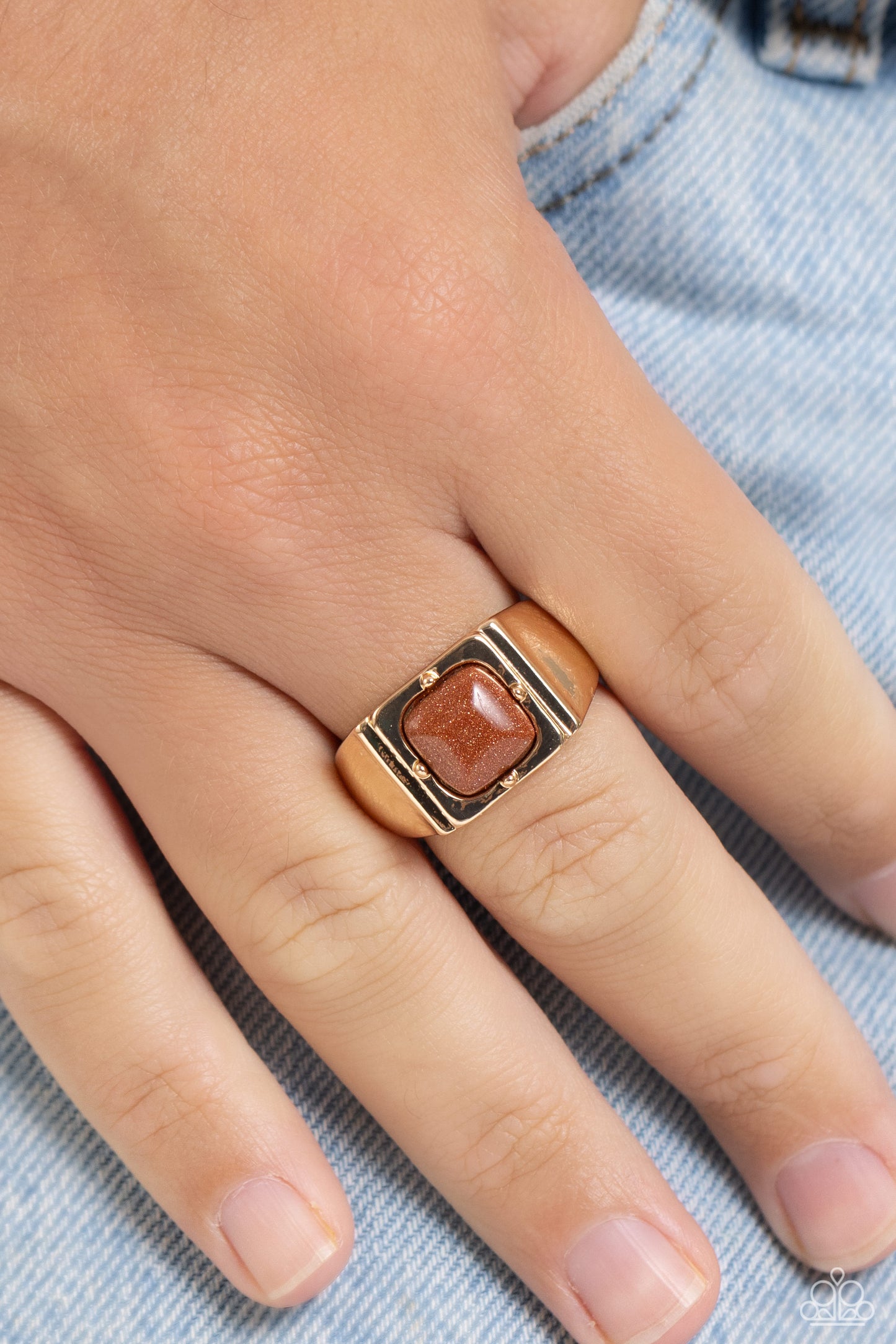 Anillo de oro con brillos