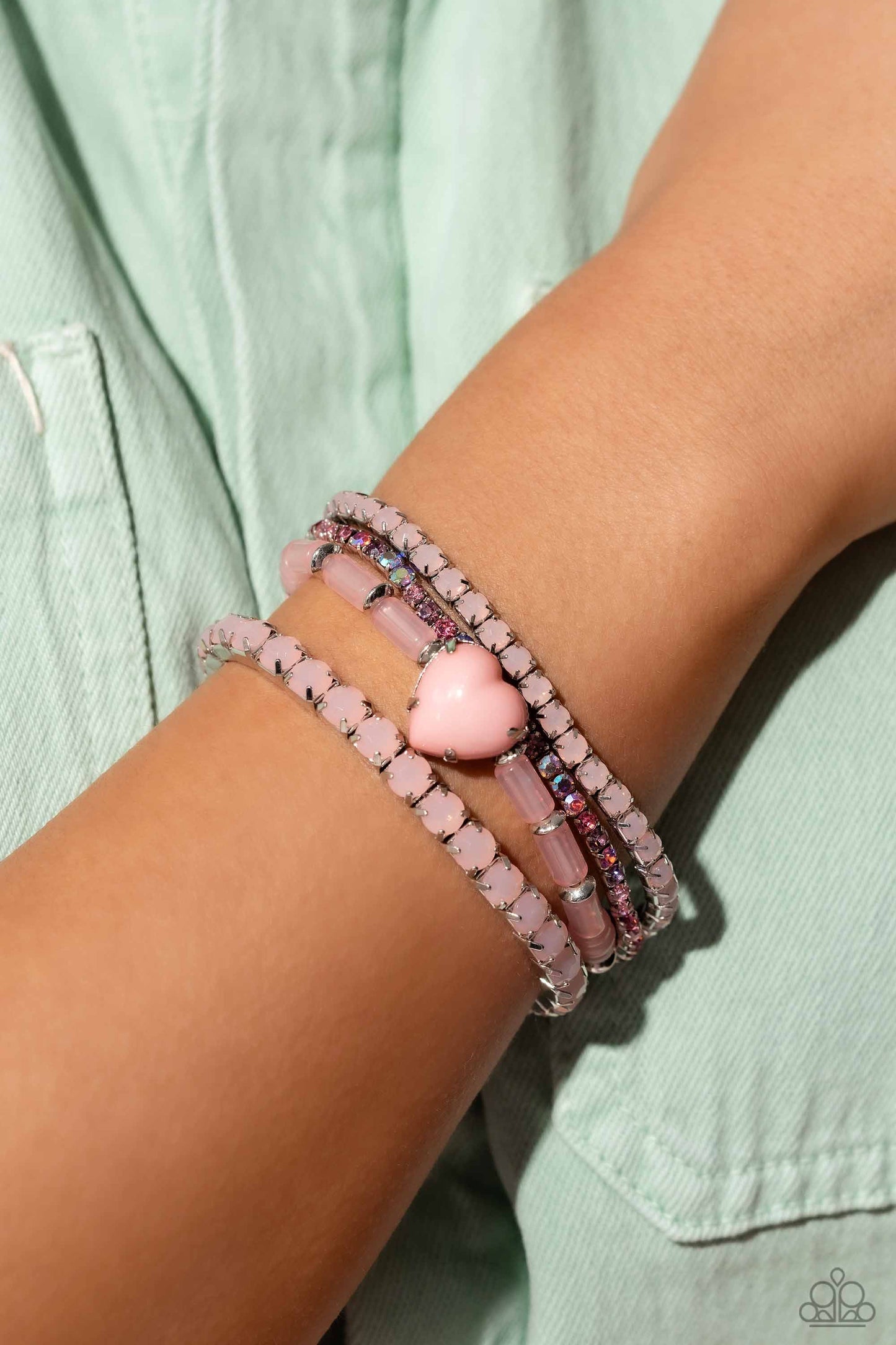 Pulsera rosa con tema Amores verdaderos