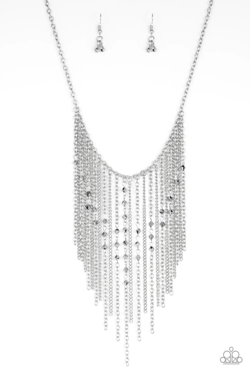 Collar de plata con flecos de primera clase
