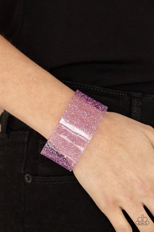 Pulsera morada que hace chasquidos, crujidos y chasquidos