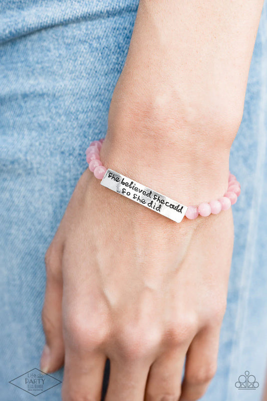 Así que ella hizo la pulsera rosa.