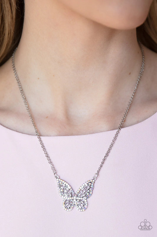 Collar con múltiples diamantes iridiscentes y mariposa barroca