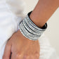 Una pulsera azul de Wait and Lentejuelas