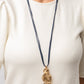 Collar azul con destellos circulantes