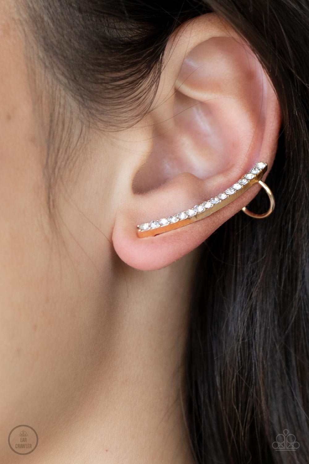 Pendiente dorado con un brillo elegante