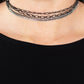 Collar negro con purpurina y chismes