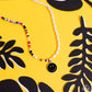 Enfrentamiento sonriente - Collar negro